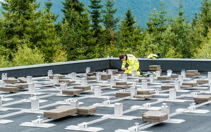 Montering av solceller hos Volda Mat