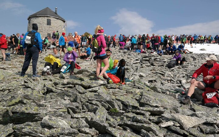 Folkefest på toppen (Foto: www.skaala.no)
