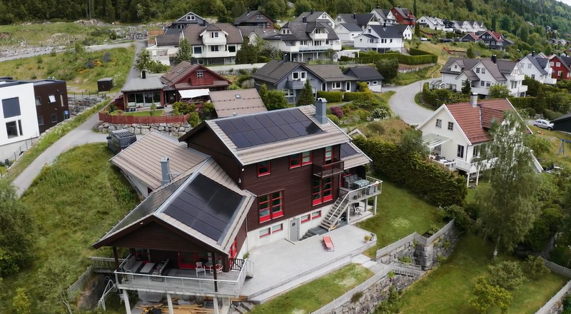 Solcelleinstallasjon privatbustad Volda