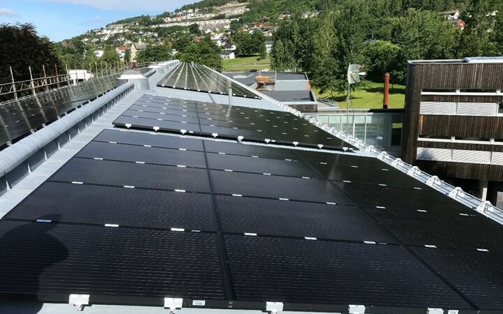 Solceller på Høgskulen i Volda