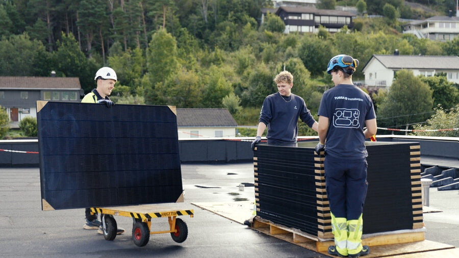 Oclin Media 2025 11 03 c5425512a4 Oclin AS FRAME HOLDS 00 01 58 01 Still014 original